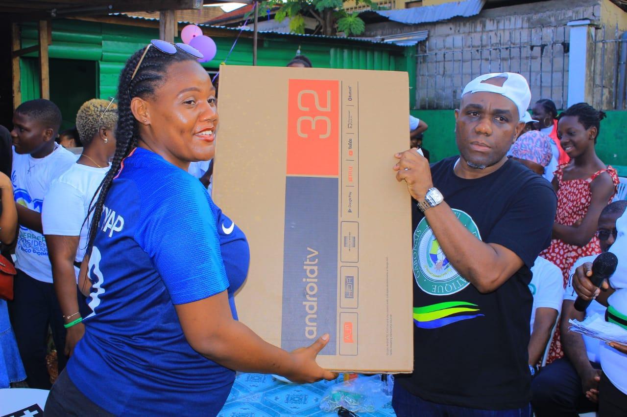 Pluie des cadeaux aux militants PDG de la Fédération des grandes écoles du 1er arrondissement de Libreville Pluie des cadeaux aux militants PDG de la Fédération des grandes écoles du 1er arrondissement de Libreville