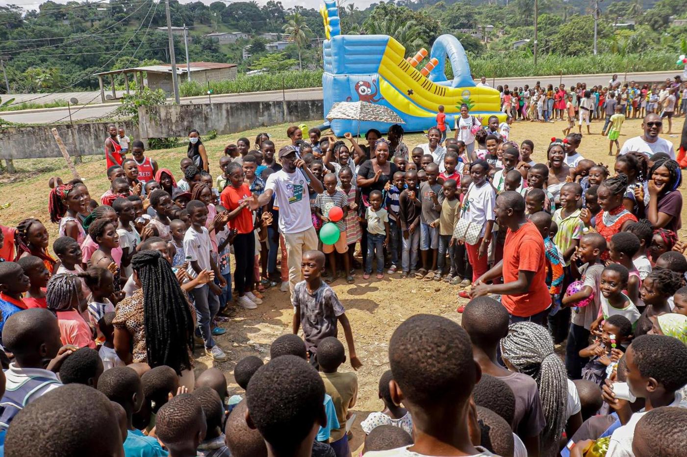 Madeleine Berre offre un arbre de Noël inoubliable à plus de 2000 enfants de Lambaréné Madeleine Berre offre un arbre de Noël inoubliable à plus de 2000 enfants de Lambaréné