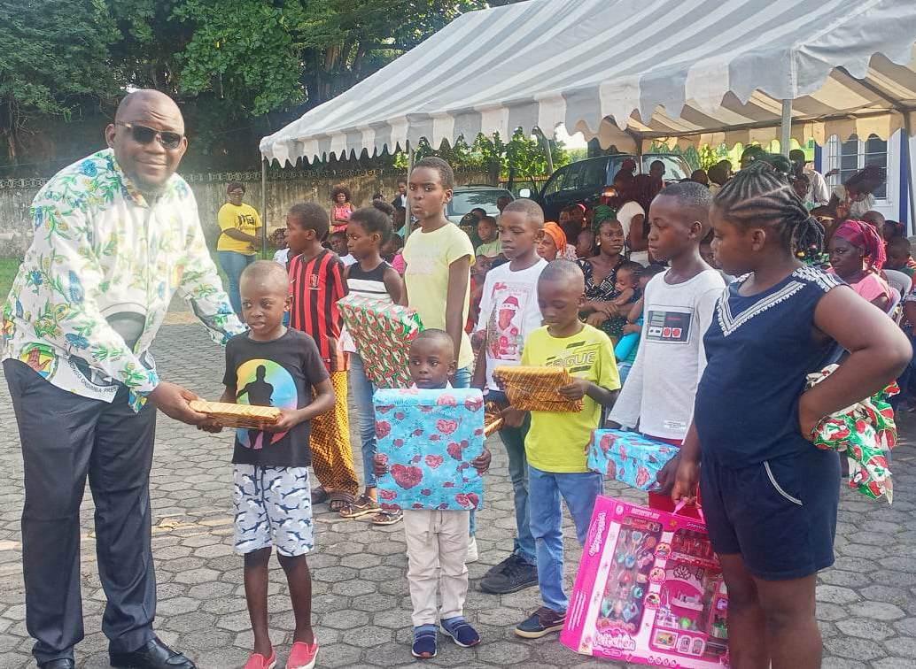 Plus de 1000 cadeaux de Noël pour les enfants des militants PDG du 5ème arrondissement de Libreville Plus de 1000 cadeaux de Noël pour les enfants des militants PDG du 5ème arrondissement de Libreville