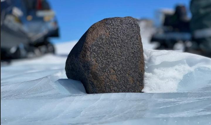Une grosse météorite de plus de 7 kg retrouvée en Antarctique Une grosse météorite de plus de 7 kg retrouvée en Antarctique