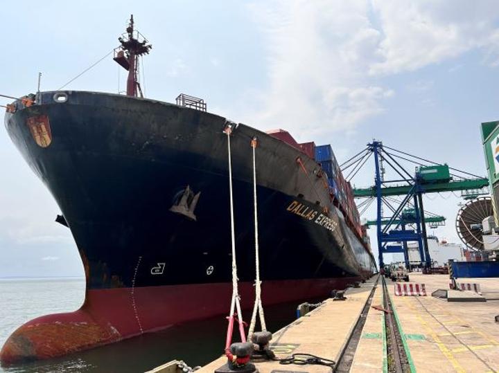 Le Gabon a accueilli le « Dallas express » le plus long navire porte conteneur qui fait escale à Owendo Port Le Gabon a accueilli le « Dallas express » le plus long navire porte conteneur qui fait escale à Owendo Port