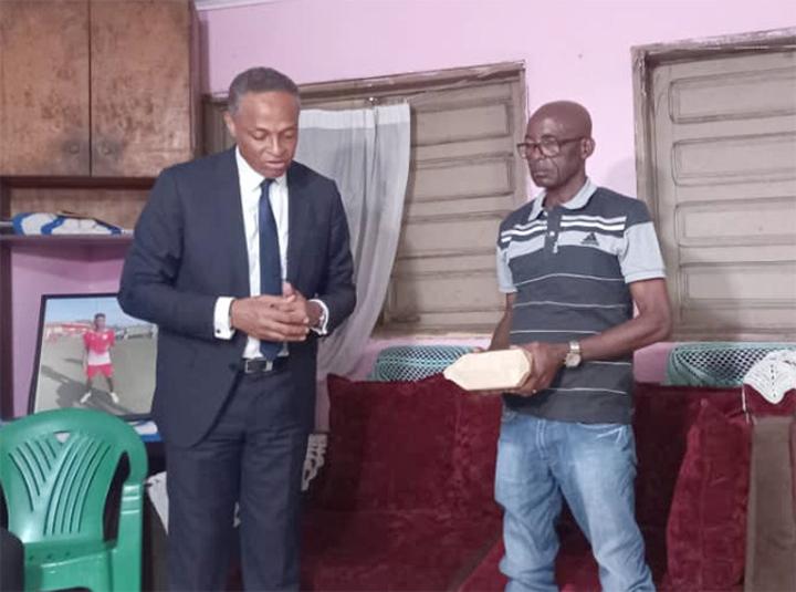 Mort subite d’Edou Nguema : Franck Nguema chez le père du footballeur décédé Mort subite d’Edou Nguema : Franck Nguema chez le père du footballeur décédé