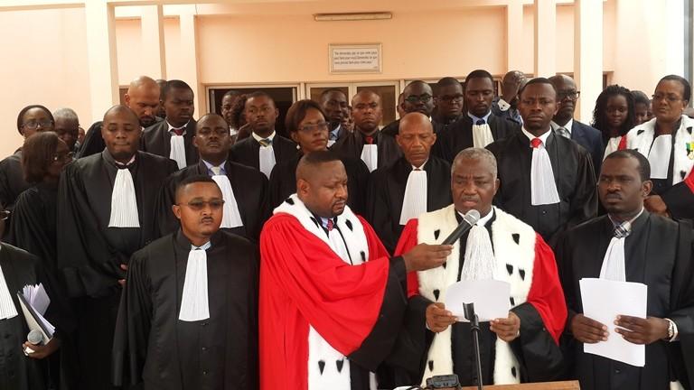 Gabon : les magistrats poursuivent leur longue grève jusqu’à promulgation du nouveau statut Gabon : les magistrats poursuivent leur longue grève jusqu’à promulgation du nouveau statut