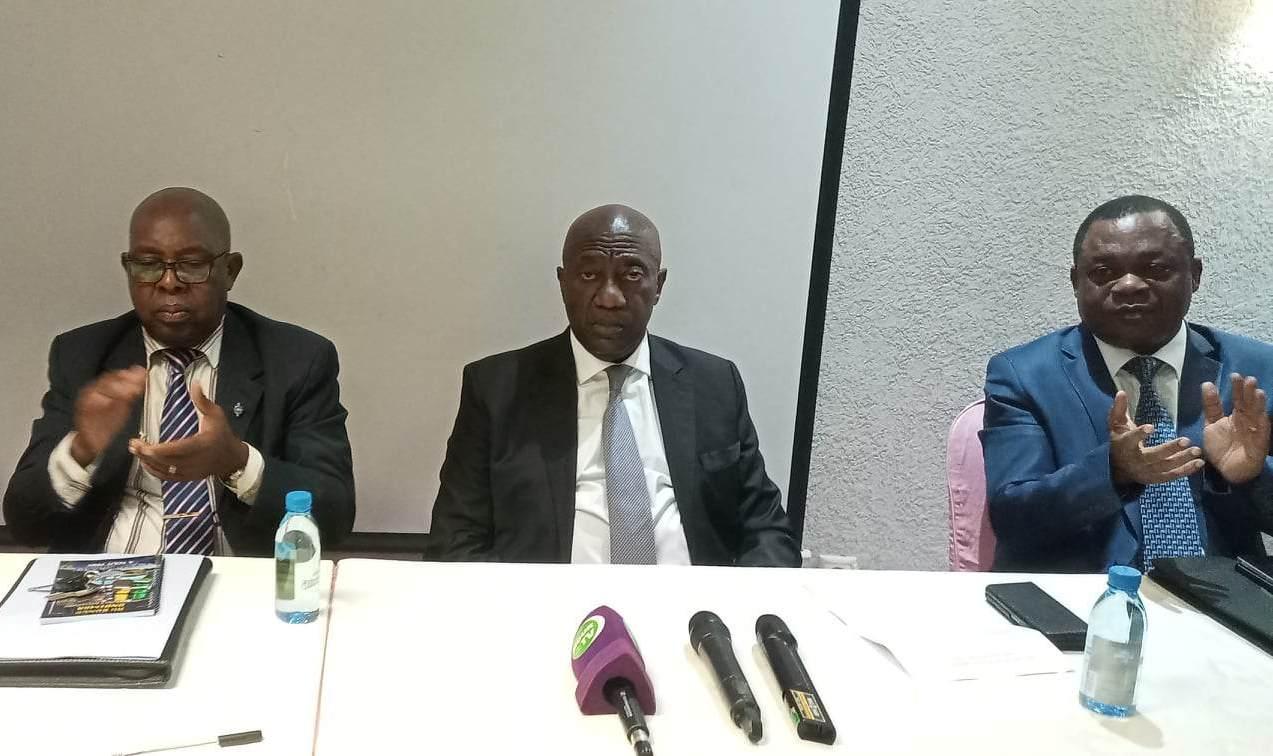 Les élus et cadres politiques de la province du Woleu Ntem en soutien à René Ndemezo’ Obiang, le « rassembleur » Les élus et cadres politiques de la province du Woleu Ntem en soutien à René Ndemezo’ Obiang, le « rassembleur »