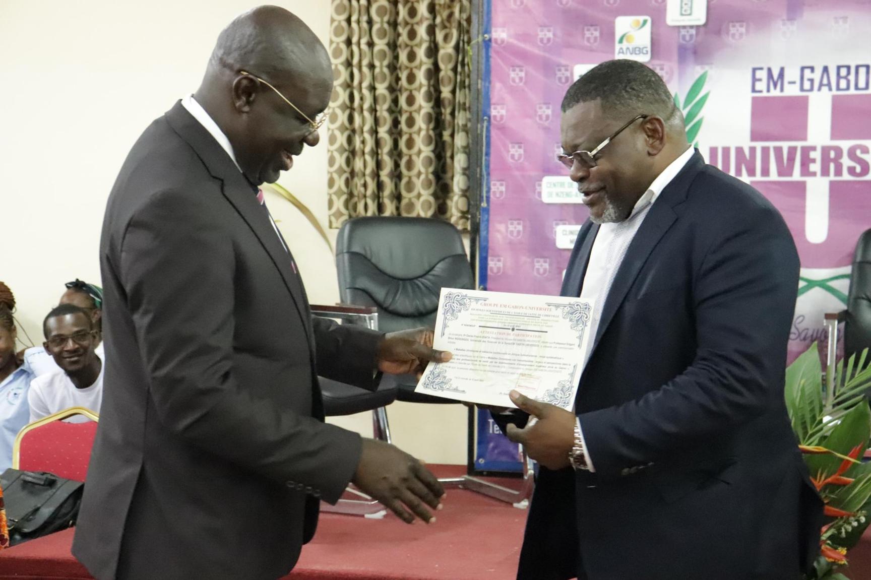 Fin des journées scientifiques d’EM Gabon-Université : enseigner les maladies chroniques comme une des solutions pour la prévention Fin des journées scientifiques d’EM Gabon-Université : enseigner les maladies chroniques comme une des solutions pour la prévention
