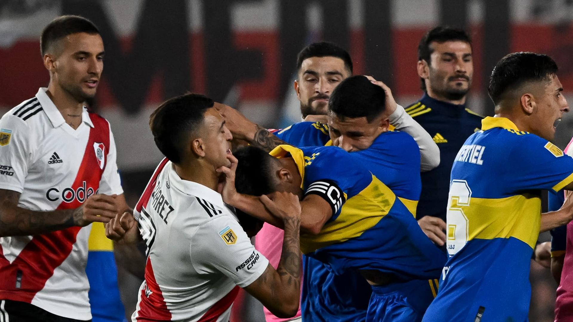 River-Boca : pénalty à la dernière seconde, bagarre générale, six cartons rouges... ça a dégénéré dans le superclasico River-Boca : pénalty à la dernière seconde, bagarre générale, six cartons rouges... ça a dégénéré dans le superclasico