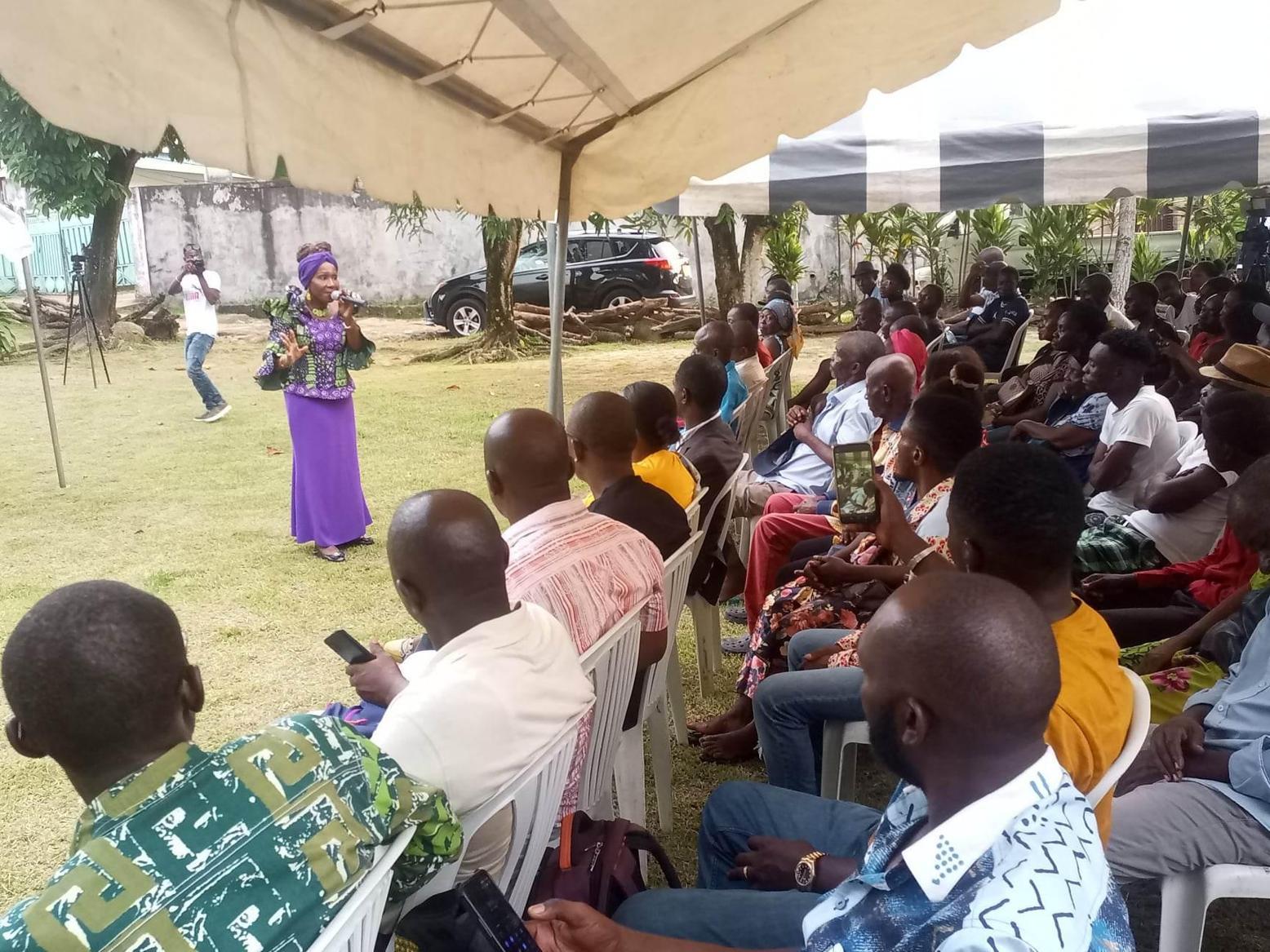 Présidentielle 2023 au Gabon : la candidate victoire Lasseni Duboze appelle les jeunes à s’inscrire massivement sur la liste électorale Présidentielle 2023 au Gabon : la candidate victoire Lasseni Duboze appelle les jeunes à s’inscrire massivement sur la liste électorale