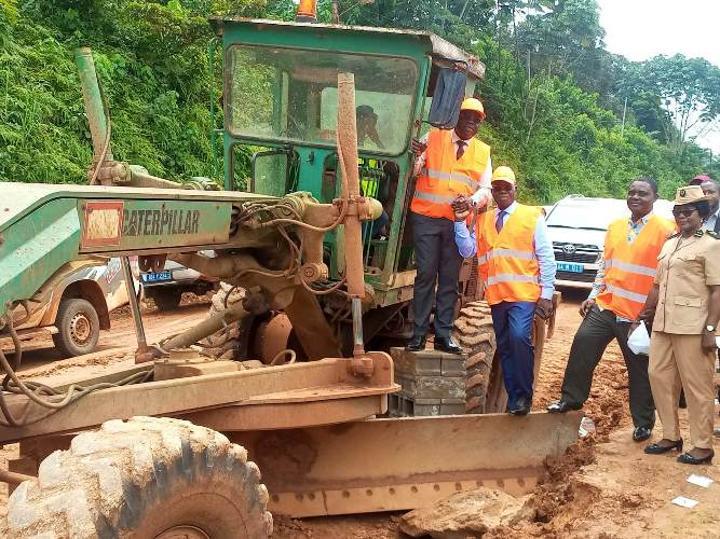 Lancement des travaux de réhabilitation de l’axe Ntoum-Cocobeach en piteux état depuis plus d’une décennie Lancement des travaux de réhabilitation de l’axe Ntoum-Cocobeach en piteux état depuis plus d’une décennie