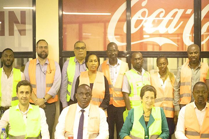 Coca-Cola : Les diplomates américains au Gabon découvrent les installations de la nouvelle usine de Sofavin Coca-Cola : Les diplomates américains au Gabon découvrent les installations de la nouvelle usine de Sofavin