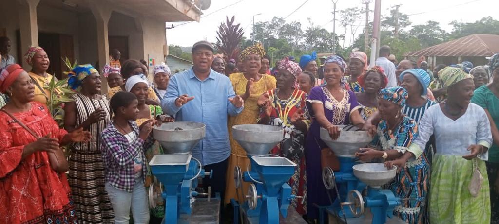 Des machines de transformation de manioc pour booster les capacités productives des femmes du département de Ntem Des machines de transformation de manioc pour booster les capacités productives des femmes du département de Ntem