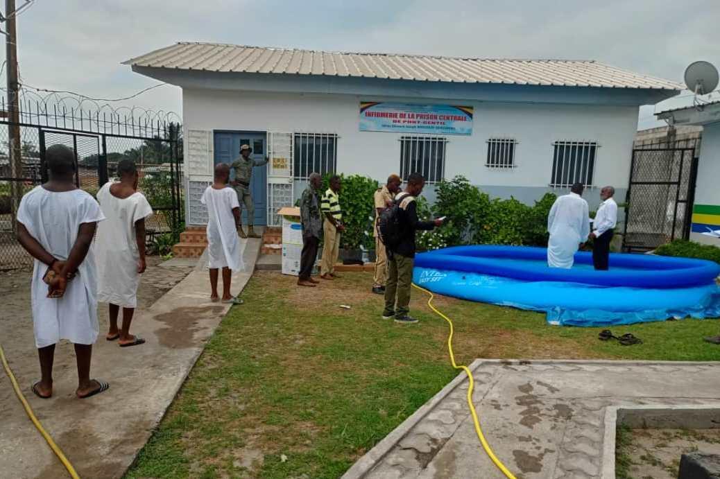 Prison centrale de Port-Gentil : Sept détenus reçoivent le baptême pour le pardon de leurs péchés Prison centrale de Port-Gentil : Sept détenus reçoivent le baptême pour le pardon de leurs péchés