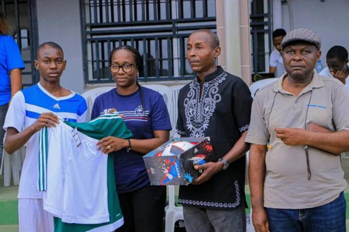 Des équipements sportifs aux équipes locales U17 de football de Lambaréné Des équipements sportifs aux équipes locales U17 de football de Lambaréné