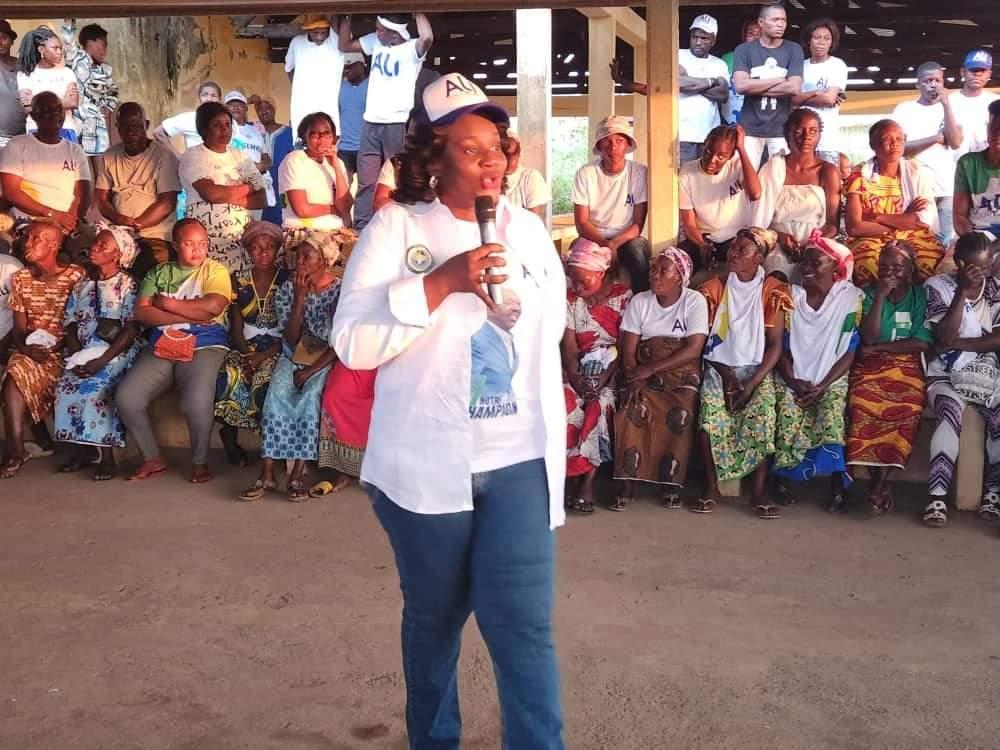 « Pour que le vote soit massif, il faut massivement aller récupérer vos cartes d’électeur » (Edith Ekiri Mounombi Oyouomi aux populations de Franceville) « Pour que le vote soit massif, il faut massivement aller récupérer vos cartes d’électeur » (Edith Ekiri Mounombi Oyouomi aux populations de Franceville)