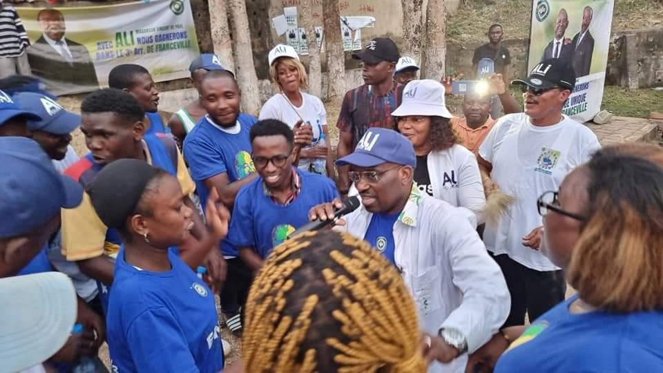 « Ici la victoire de notre champion Ali Bongo Ondimba doit être cash, nette et sans bavure » (Vincent de Paul Massassa aux populations de Franceville) « Ici la victoire de notre champion Ali Bongo Ondimba doit être cash, nette et sans bavure » (Vincent de Paul Massassa aux populations de Franceville)