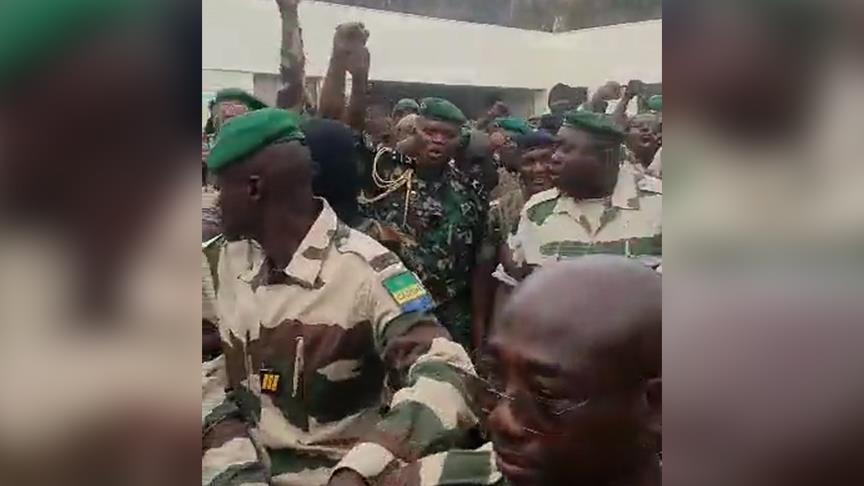 Coup d'État au Gabon : Le général Brice Oligui Nguema porté en triomphe par des centaines de militaires Coup d'État au Gabon : Le général Brice Oligui Nguema porté en triomphe par des centaines de militaires