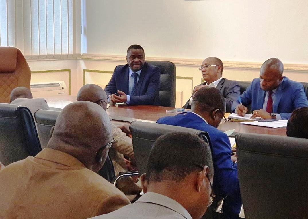 Mise en œuvre des projets à fort impact social : le Secrétaire général du Ministère des Travaux publics fait le point avec les Chefs d’entreprises Mise en œuvre des projets à fort impact social : le Secrétaire général du Ministère des Travaux publics fait le point avec les Chefs d’entreprises