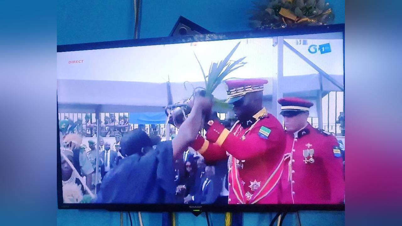 Oligui Nguema a reçu également les attributs du pouvoir des peuples autochtones Oligui Nguema a reçu également les attributs du pouvoir des peuples autochtones