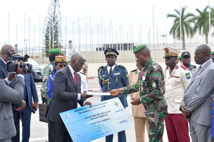 Opération dignité : 7 milliards et 344 véhicules volés par les proches d’Ali Bongo remis au 1er ministre Opération dignité : 7 milliards et 344 véhicules volés par les proches d’Ali Bongo remis au 1er ministre