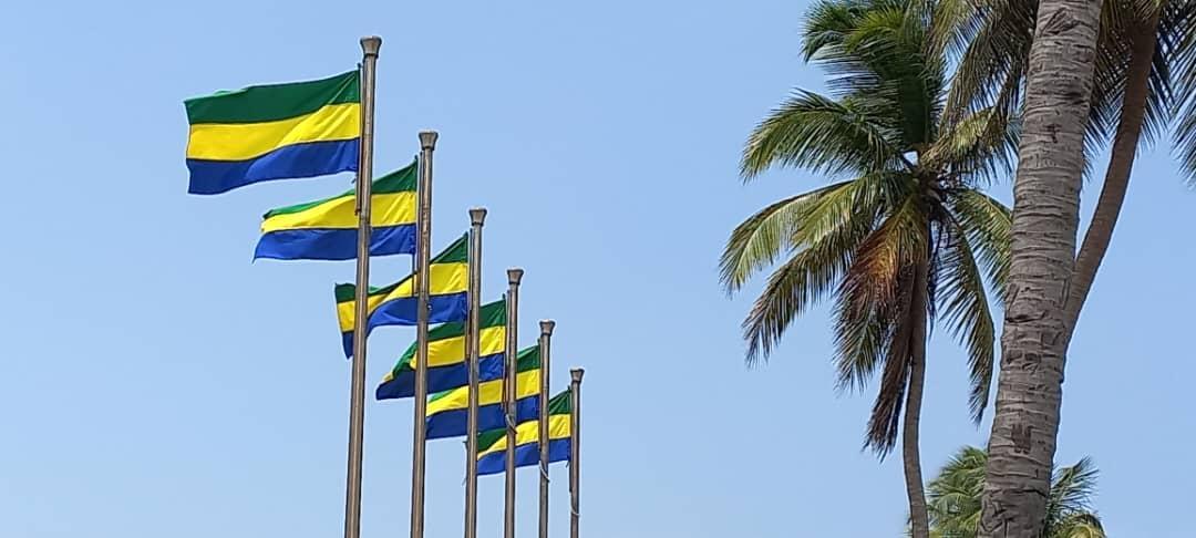 Patriotisme : les élèves doivent chanter l’hymne national et faire monter et descendre le drapeau chaque lundi et vendredi Patriotisme : les élèves doivent chanter l’hymne national et faire monter et descendre le drapeau chaque lundi et vendredi