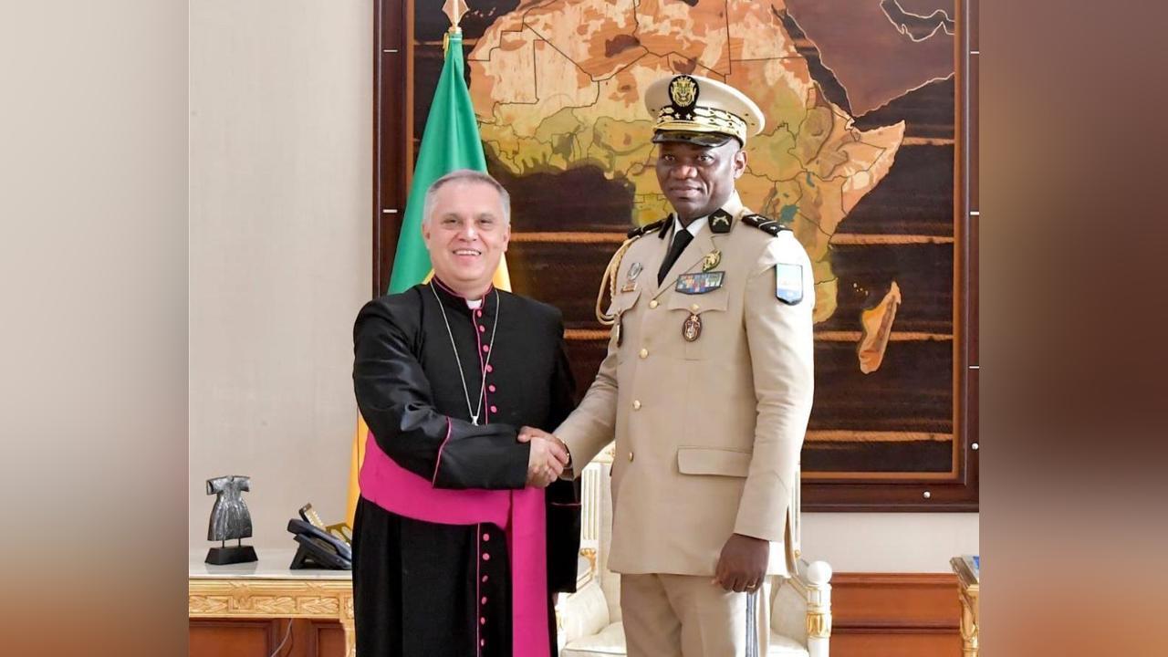 Dialogue national : le Vatican n’est pas fâché contre Oligui Nguéma qui veut confier la présidence à Mgr Iba-Iba Dialogue national : le Vatican n’est pas fâché contre Oligui Nguéma qui veut confier la présidence à Mgr Iba-Iba