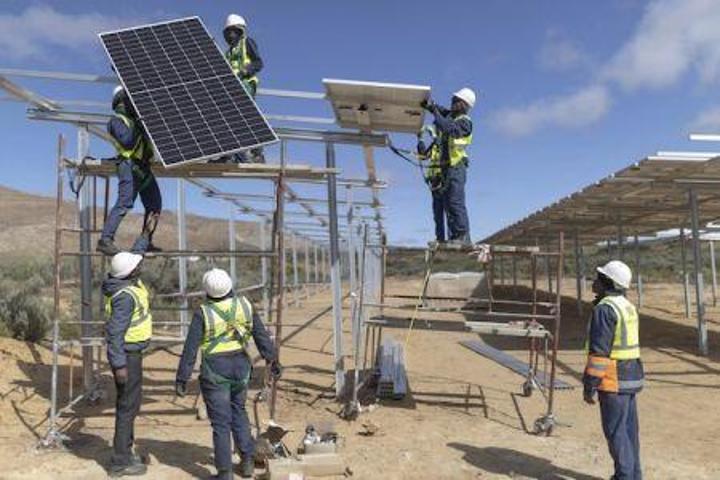 Les énergies renouvelables ont déjà généré 320 000 emplois en Afrique, et la marge de progression est énorme Les énergies renouvelables ont déjà généré 320 000 emplois en Afrique, et la marge de progression est énorme