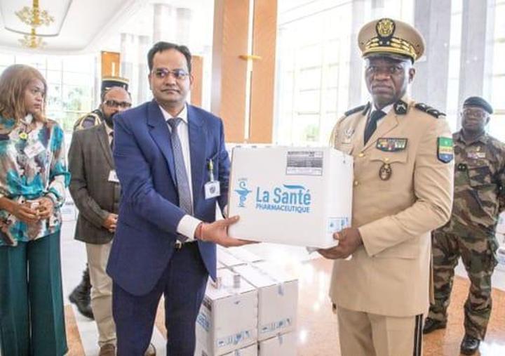Oligui Nguema réceptionne un don de 700 cartons de médicaments pour soigner les enfants dans les écoles Oligui Nguema réceptionne un don de 700 cartons de médicaments pour soigner les enfants dans les écoles