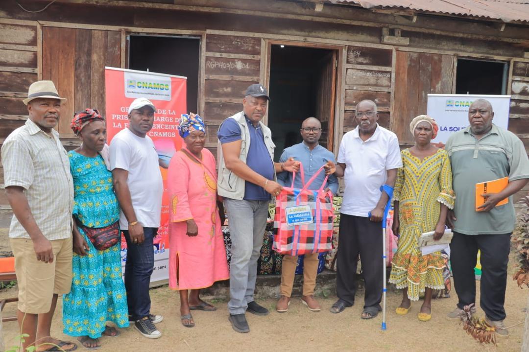 La CNAMGS immatricule et offre plusieurs kits hygiéniques aux populations du District d’Achoucka près de Lambaréné La CNAMGS immatricule et offre plusieurs kits hygiéniques aux populations du District d’Achoucka près de Lambaréné