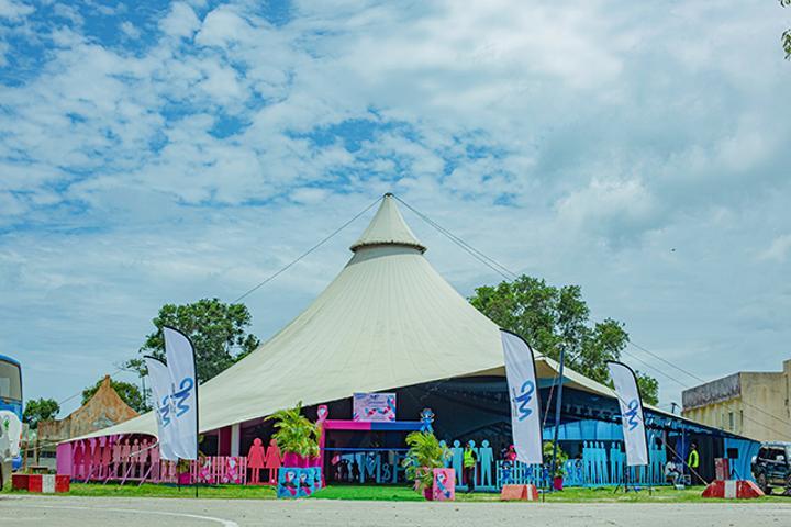 Village Rose et Bleu: Un Combat Unifié à Gabon Village Rose et Bleu: Un Combat Unifié à Gabon
