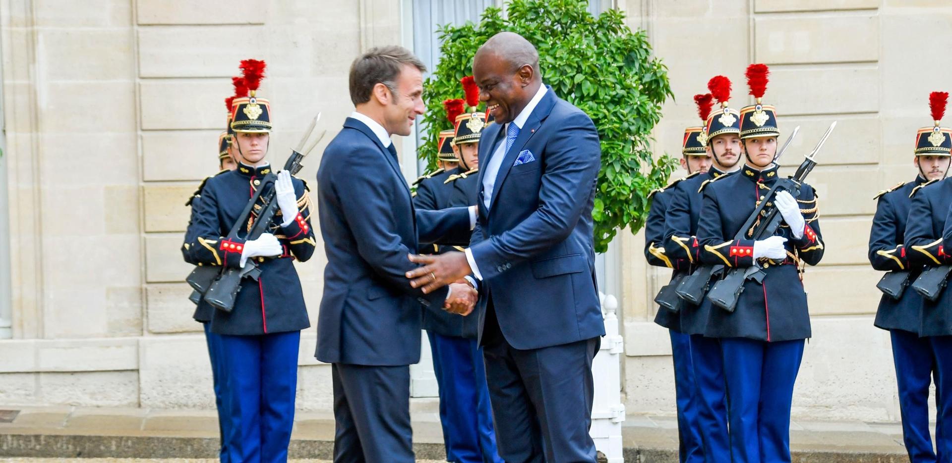 Macron Au Gabon: Étudiants Gabonais Sans Titre De Séjour Macron Au Gabon: Étudiants Gabonais Sans Titre De Séjour