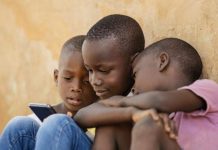 Réseaux Sociaux: Le Gabon Face à la Menace Enfantine Réseaux Sociaux: Le Gabon Face à la Menace Enfantine