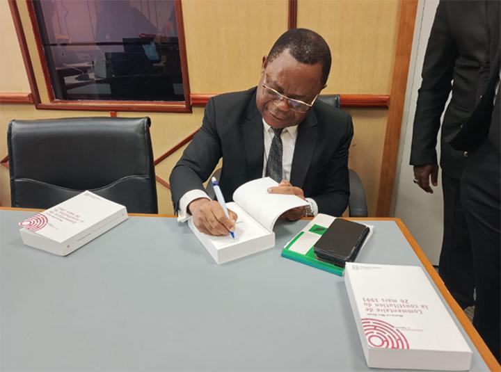 Marcelin Mve Ebang Présente Son Commentaire Constitutionnel Marcelin Mve Ebang Présente Son Commentaire Constitutionnel