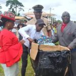 Noël À Lébamba: Zita Et Oligui Nguéma Soutiennent Les Enfants Noël À Lébamba: Zita Et Oligui Nguéma Soutiennent Les Enfants