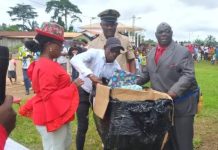 Noël À Lébamba: Zita Et Oligui Nguéma Soutiennent Les Enfants Noël À Lébamba: Zita Et Oligui Nguéma Soutiennent Les Enfants
