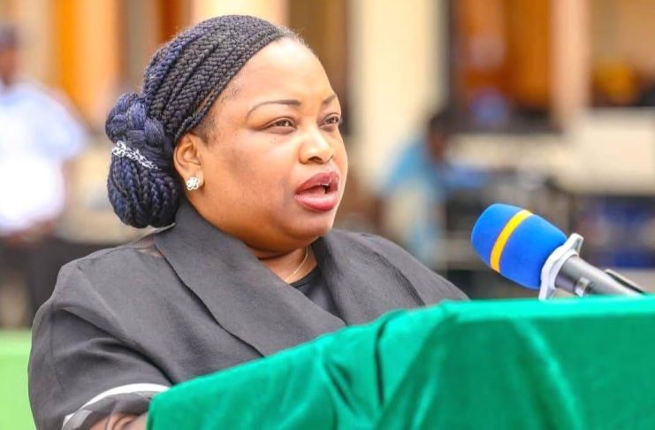 Grève Scolaire: Camélia Ntoutoume Leclercq en Urgence Grève Scolaire: Camélia Ntoutoume Leclercq en Urgence