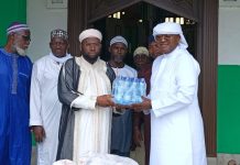 Jean Fidèle Otandault Fait Un Don À La Mosquée De Port-Gentil Jean Fidèle Otandault Fait Un Don À La Mosquée De Port-Gentil