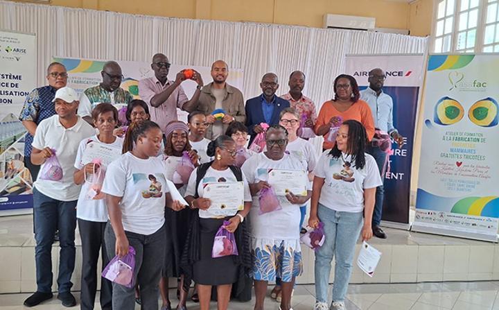 Onze Femmes Tricotent Pour Réparer Les Blessures Du Cancer Onze Femmes Tricotent Pour Réparer Les Blessures Du Cancer