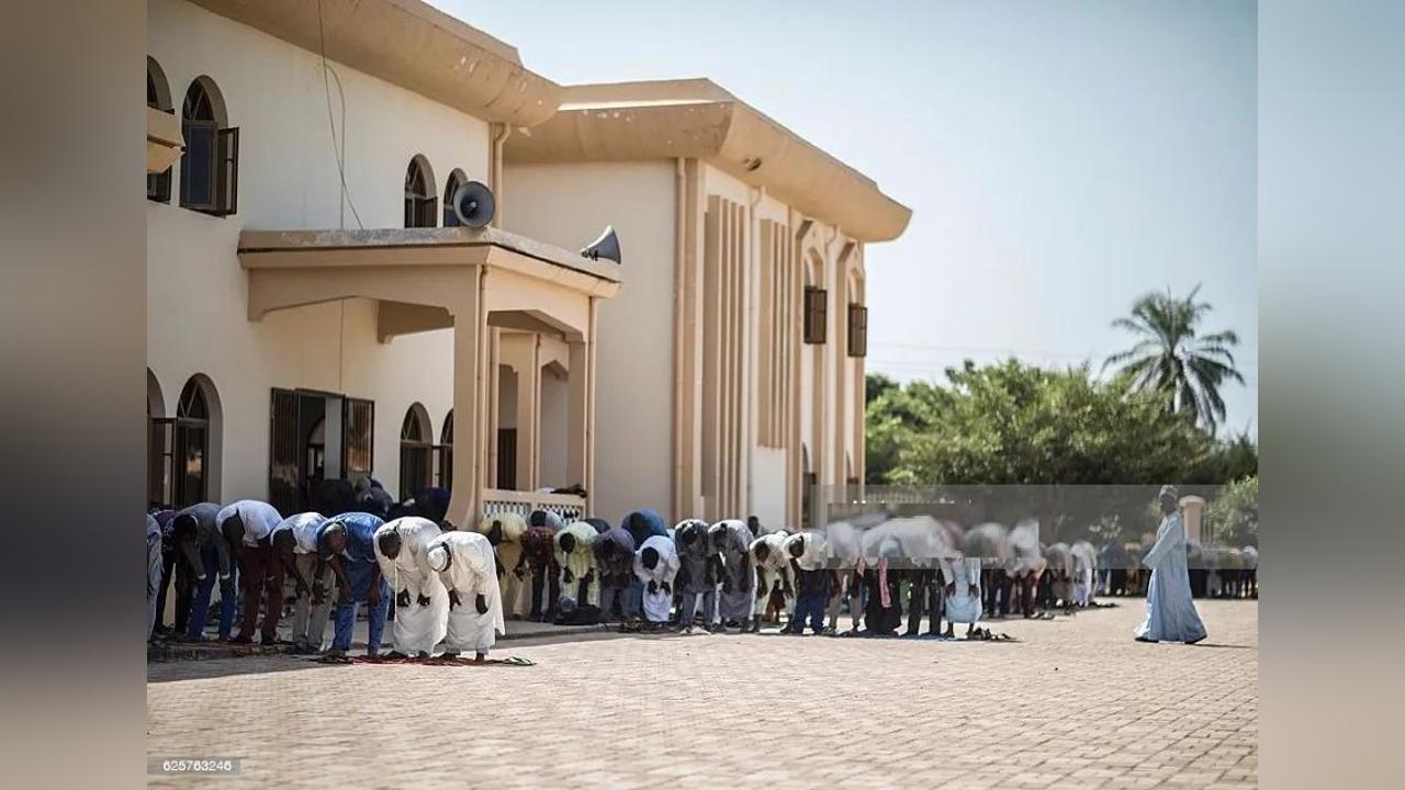 Pipeline Mosque Foundation gives 700 bedsheets to major hospitals Pipeline Mosque Foundation gives 700 bedsheets to major hospitals