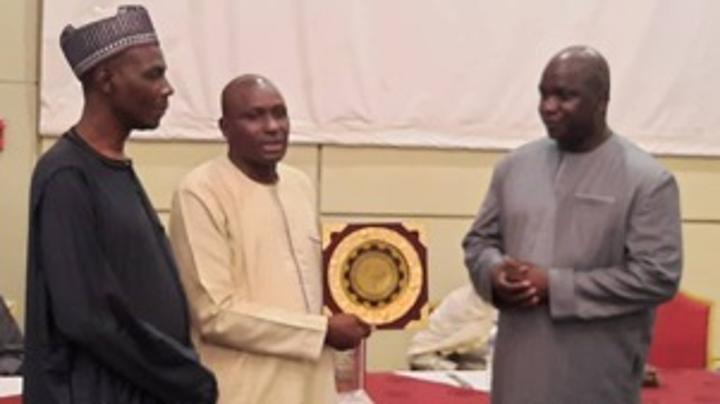 SASASNET presents plaque to MoHERST SASASNET presents plaque to MoHERST