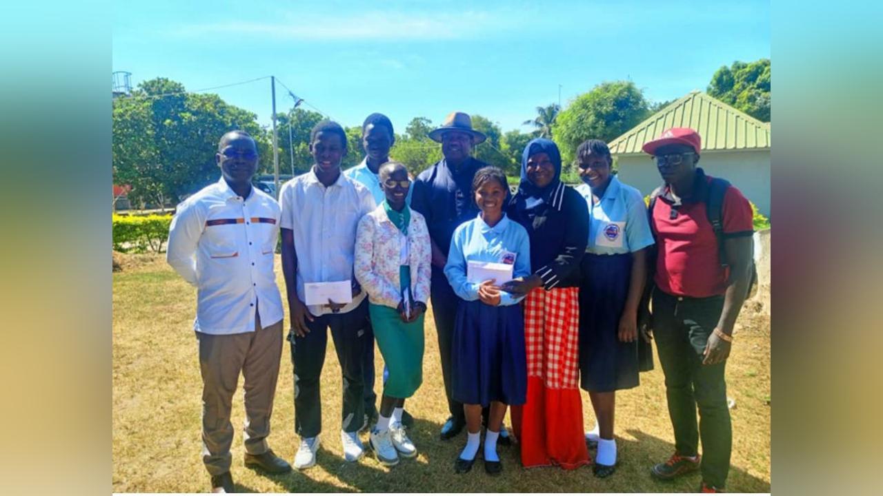CEO of GACH Global, Dr Abubakary Jawara, donated D15,000 to three winners of the SOS French Competition CEO of GACH Global, Dr Abubakary Jawara, donated D15,000 to three winners of the SOS French Competition