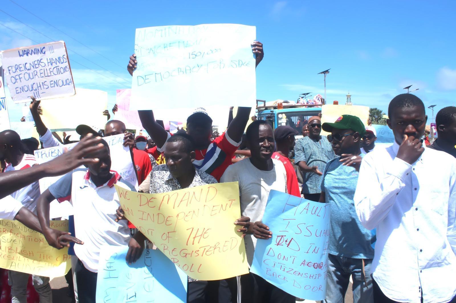 Opposition Protesters Demand ID Card List and Policy Halt Opposition Protesters Demand ID Card List and Policy Halt