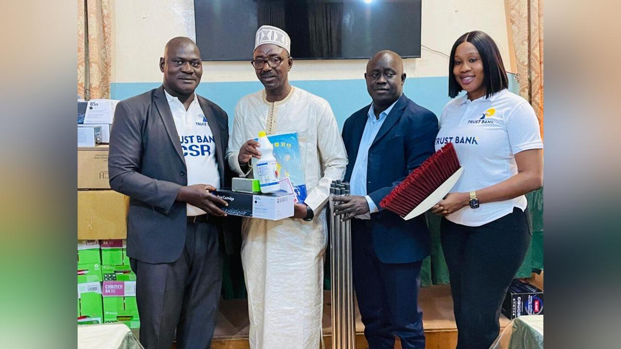 Trust Bank Donates D200,000 to Bansang General Hospital Trust Bank Donates D200,000 to Bansang General Hospital