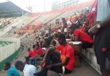 VIDEO : Angry Kotoko fans attack team bus in Abidjan after Confederations Cup elimination