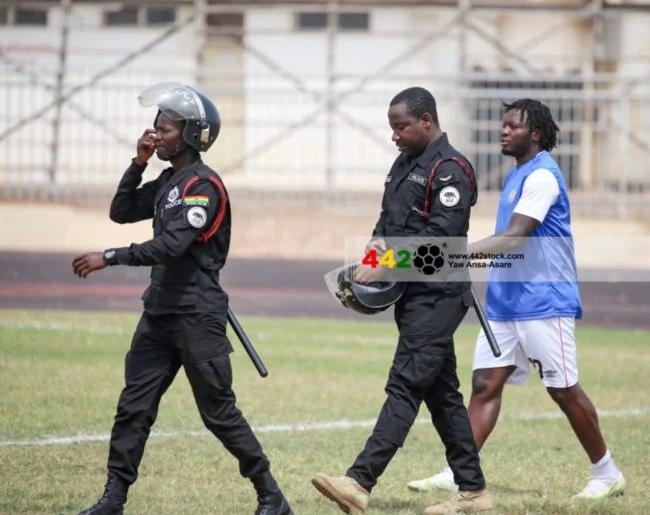 Ghana legend Sulley Muntari plays peace-maker role to stop chaotic scene before Hearts-Legon Cities game Ghana legend Sulley Muntari plays peace-maker role to stop chaotic scene before Hearts-Legon Cities game