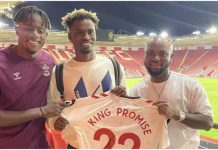 Ghanaian singer and Chelsea fan King Promise meets Southampton star Mohammed Salisu after defeat Ghanaian singer and Chelsea fan King Promise meets Southampton star Mohammed Salisu after defeat