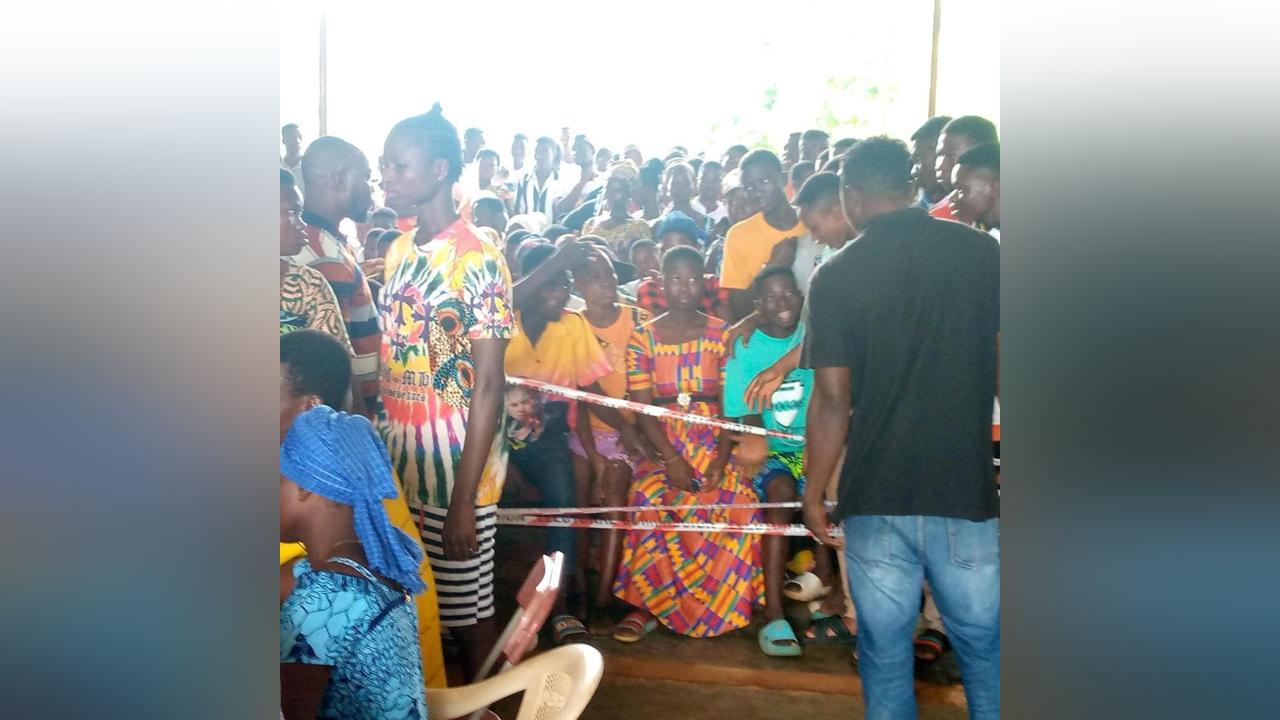 Hundreds besiege EC office for limited registration exercise in Krachi East Hundreds besiege EC office for limited registration exercise in Krachi East