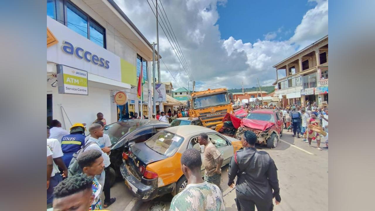Tipper truck fails break, destroys ten cars in Ho Tipper truck fails break, destroys ten cars in Ho