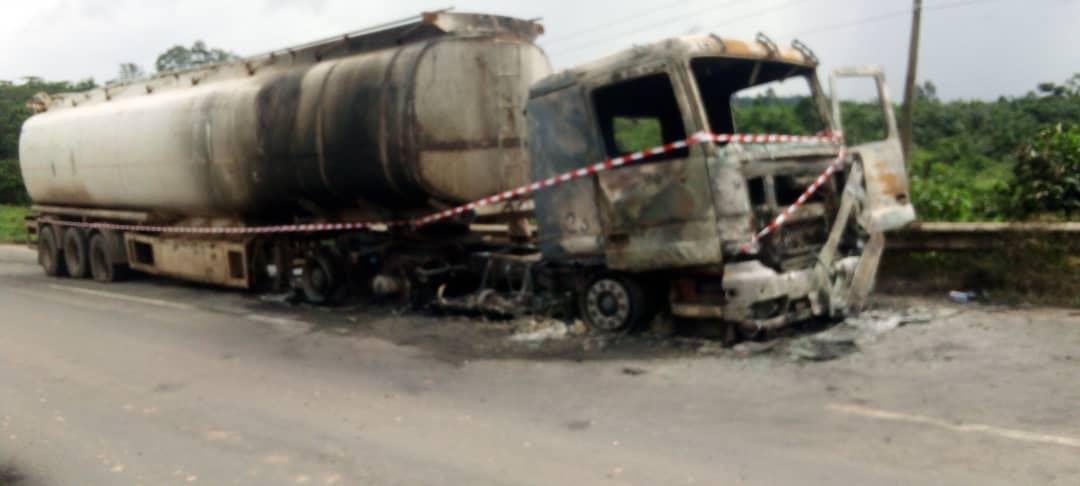 Fuel Tanker Fire on Tarkwa-Bogoso Highway, Driver and Mate Unharmed Fuel Tanker Fire on Tarkwa-Bogoso Highway, Driver and Mate Unharmed