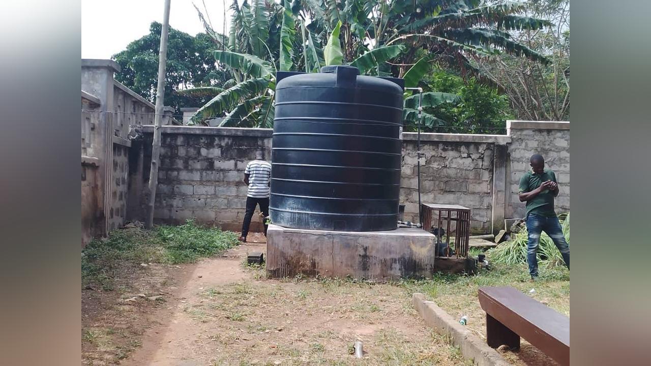 Kaneshie Court lacks public washrooms, patrons urinate behind water reservoir Kaneshie Court lacks public washrooms, patrons urinate behind water reservoir