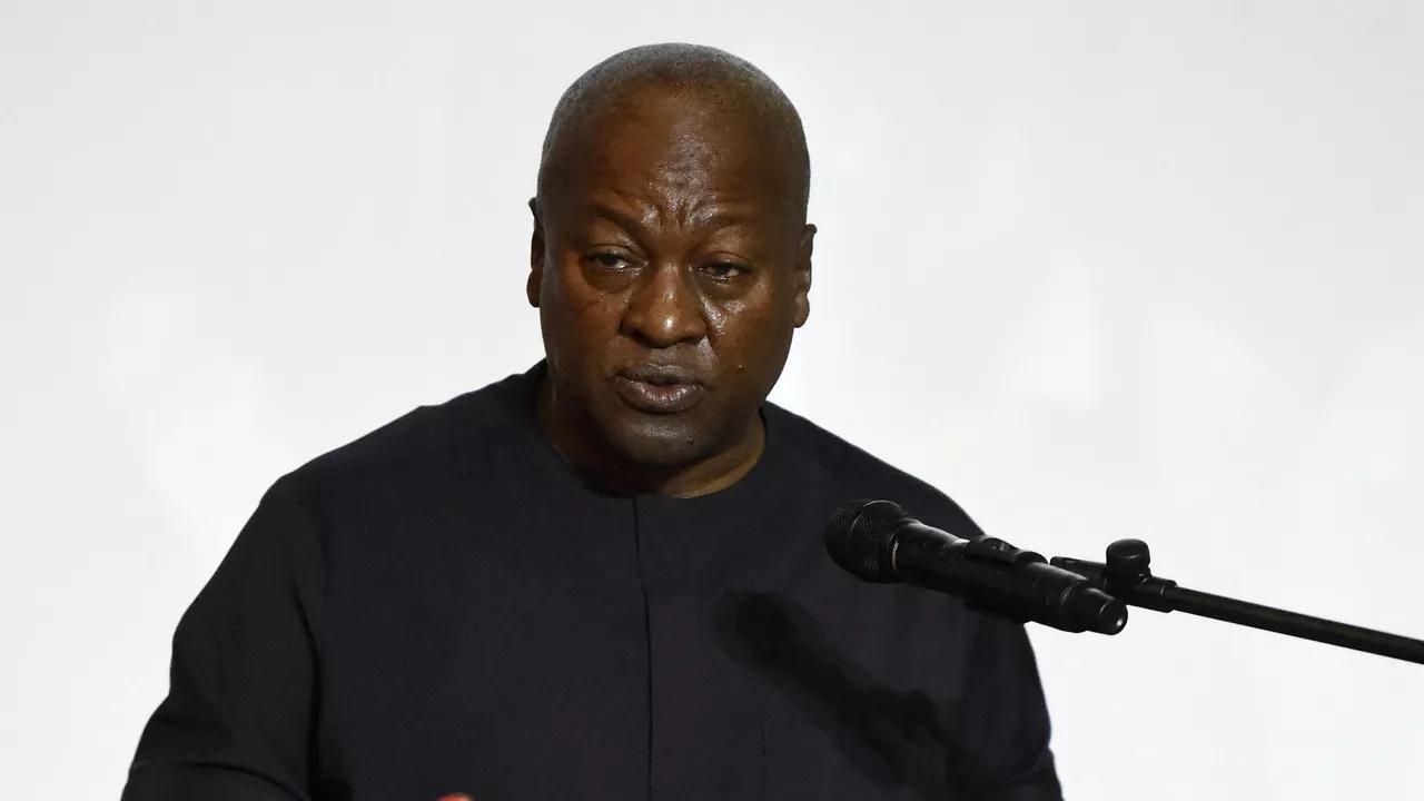Mahama promises to review laws governing Ghana’s extractive industry Mahama promises to review laws governing Ghana’s extractive industry