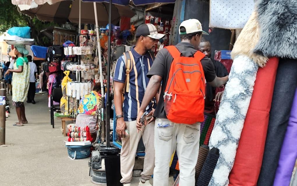 Traders Worry about Low Salary Levels of Government Workers Traders Worry about Low Salary Levels of Government Workers